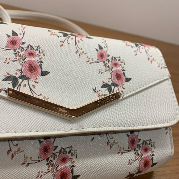 Guess Crossbody - Picture 2 of 3